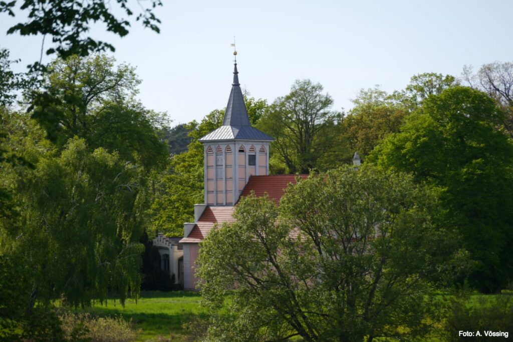 Kirche im Lenné-Park in unmittelbarer Nähe zum Sitz der Nationalpark-Stiftung im Schloß Criewen