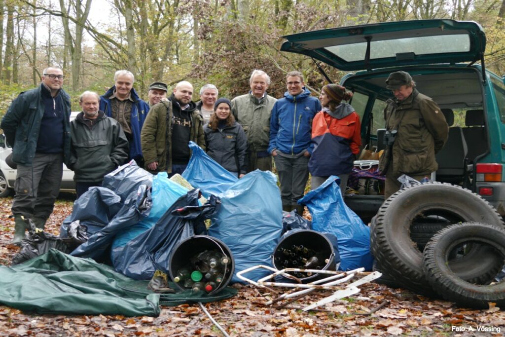 Rubbish collection campaign in the national park by the national park association